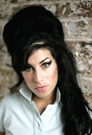 amy winehouse hairstyles. Amy Winehouse: Accompanying